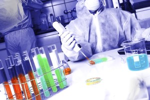 新系统能在极少量的血样中识别抗体与病毒蛋白的结合。图片来源：美国斯克里普斯研究所。