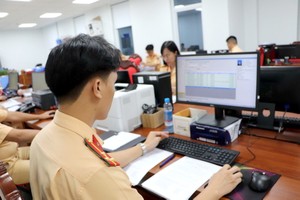 公安干部积极为民众签发驾照。