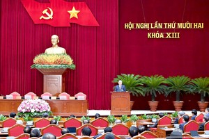 党十三届十二中全会闭幕