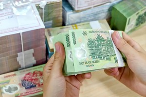 挪用其公司的钱款于个人目的可能构成犯罪行为。