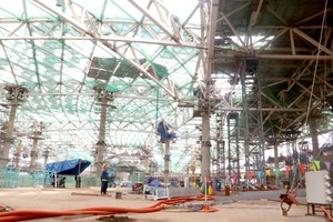 自由贸易区与隆城机场的建立将为同奈省带来增长动力，并惠及整个地区。图为隆城机场航站楼的钢结构屋顶施工中。