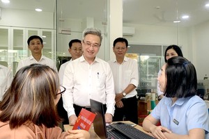 市委副书记邓明通前往考察平征坊活动情况。