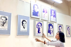 龙长青同志介绍华人烈士与越南英雄母亲的事迹。