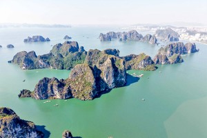 下龙湾拥有1969个岛屿，主要为石灰岩岛屿。