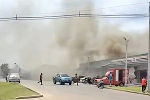 西萨格府一家加油站遭柬埔寨导弹袭击后浓烟滚滚。