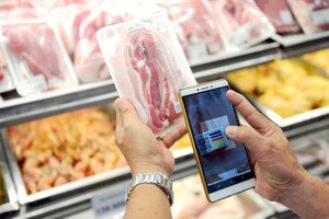 民众在购买前扫描代码以追溯产品来源和资讯。
