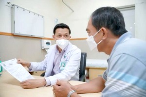 市医药大学医生为病人诊察。