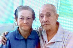 手术前的湛国华与在医院陪伴的何小萍。