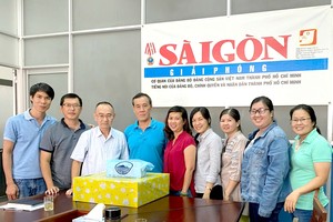 本文作者（左四）退休时接受同事们的祝贺。