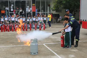 Hàng trăm học sinh trải nghiệm, thực hành phòng cháy chữa cháy