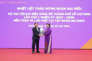 Đoàn đại biểu Đại hội Đảng bộ TPHCM lần thứ I đi tham quan thực tế