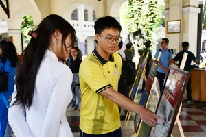 Các em học sinh Trường THPT chuyên Lê Hồng Phong cùng chia sẻ các thủ đoạn của tội phạm trên mạng tại pano tuyên truyền trong khuôn viên trường