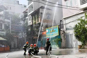 Gần 150 người diễn tập chữa cháy và cứu nạn tại khu dân cư