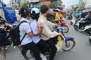 Nhiều học sinh chở 3 trên xe gắn máy không đội mũ bảo hiểm