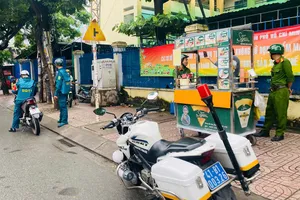 Lực lượng chức năng tuyên truyền, nhắc nhở một trường hợp không được bán hàng trên vỉa hè