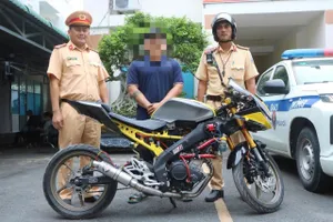 TPHCM: Xử lý người đàn ông buông cả hai tay khi điều khiển xe mô tô