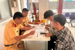 Xử lý hai thanh niên không chấp hành đo nồng độ cồn