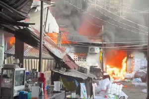 Cháy hai căn nhà cạnh chợ Bình Trưng