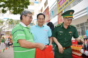 Phiên chợ yêu thương mang Tết đến người dân khó khăn