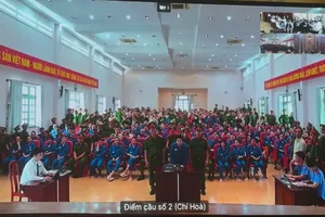 Bị cáo Nguyễn Trung Hiếu (ca sĩ Chi Dân) trình bày tại phần thẩm vấn. Ảnh: SONG MAI