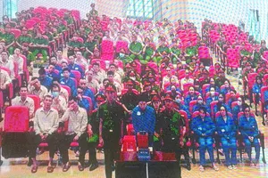 Bị cáo Nguyễn Trung Hiếu (ca sĩ Chi Dân) tại phiên xét xử sơ thẩm ngày 20-8. Ảnh: SONG MAI 