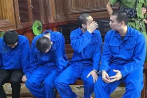 Từ tố cáo của người dân, 5 người nhận "bảo kê vỉa hè" bị truy tố. Ảnh: SONG MAI