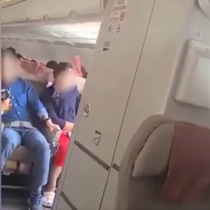 Podcast bản tin trưa 28-5: Người đàn ông mở cửa máy bay Asiana Airlines có thể bị phạt 10 năm tù