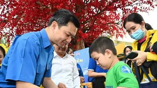 Gia đình thanh niên công nhân về quê trong chương trình “Mang Tết về nhà” năm 2025