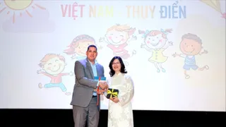 Viện trưởng Viện Phim Việt Nam Lê Thị Hà tặng các ấn phẩm của Viện Phim Việt Nam cho ngài Johan Ndisi, Đại sứ Thụy Điển tại Việt Nam. Ảnh: BTC
