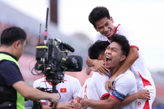 Tiền đạo Thanh Nhàn giải tỏa áp lực sau khi ghi bàn vào lưới U23 Philippines. ẢNH: VIETCONTENT 