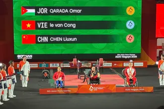Lực sĩ Lê Văn Công giành huy chương đầu tiên cho Đoàn thể thao người khuyết tật Việt Nam tại Nhật Bản. Ảnh: TD