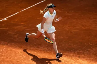 Andreeva giành chiến thắng ngay sinh nhật tuổi 17