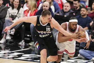 Nikola Jokic trong màu áo đen Denver Nuggets ở NBA mùa trước (Ảnh: THX)