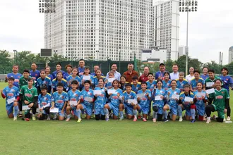 Lãnh đạo VFF chụp hình lưu niệm cùng đội tuyển nữ Việt Nam trên sân tập ngày 31-8. Ảnh: ĐOÀN NHẬT