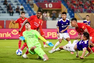 Cuộc cạnh tranh tìm vị trí đá chính tại V-League với các cầu thủ trẻ ngày càng khó khăn. Ảnh: VPF