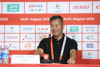 HLV Đinh Hồng Vinh rạng ngời sau khi cùng U23 Việt Nam thắng trận đầu tiên tại ASIAD 2026. ẢNH: HẢI HOÀNG 