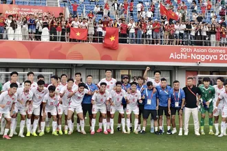 U23 Việt Nam chụp hình cùng người hâm mộ sau trận thắng U23 Philippines. ẢNH: HẢI HOÀNG 