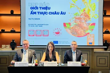 Ban tổ chức cung cấp thông tin tại họp báo. Ảnh: Đình Dư