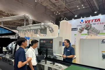 Các doanh nghiệp đang trao đổi tại triển lãm 