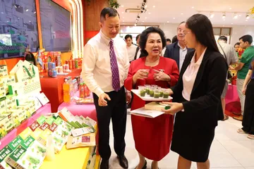 Doanh nghiệp đang giới thiệu sản phẩm tại tuần lễ