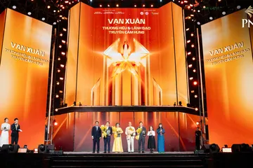 Bà Cao Thị Ngọc Dung, Chủ tịch HĐQT PNJ nhận giải thưởng 