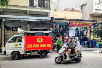 Lực lượng chức năng phường Hoàn Kiếm (Hà Nội) kiểm tra các hộ kinh doanh tái lấn chiếm vỉa hè