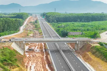 Cận cảnh đường bộ cao tốc Quảng Ngãi - Hoài Nhơn 