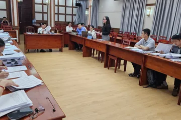 Đại diện Công ty Thuận Lợi phát biểu tại cuộc họp với Tổ công tác 1645 ngày 26-11