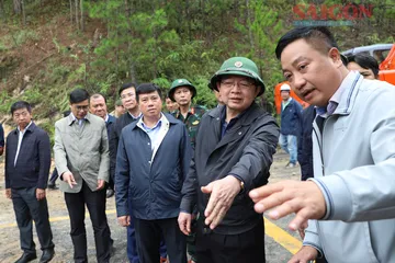 Phó Thủ tướng Hồ Quốc Dũng kiểm tra tại khu vực sạt lở trên đèo Mimosa, tỉnh Lâm Đồng, trưa 21-11. Ảnh: ĐOÀN KIÊN