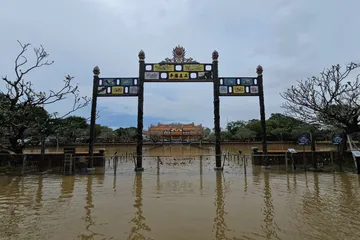 Di sản Huế trụ vững giữa lũ dữ