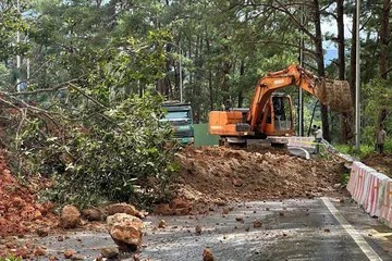 Đèo Prenn tiếp tục sạt lở, cửa ngõ vào Đà Lạt bị chia cắt