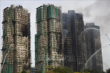 Khu tổ hợp Wang Fuk Court ở quận Tai Po, Hong Kong (Trung Quốc) bị thiêu rụi sau hỏa hoạn, ngày 27/11/2025. Ảnh: THX/TTXVN