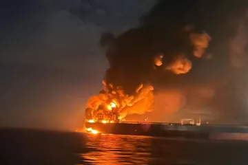 Tàu chở dầu Kairos bốc cháy trên Biển Đen ngày 28/11. Ảnh: X / denizcilikgm