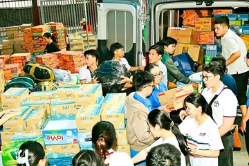 Người dân TPHCM gửi yêu thương về vùng lũ miền Trung